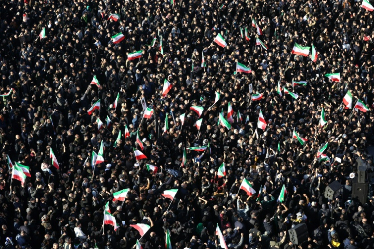 Une foule d'Iraniens s'est rassemblée à Téhéran après la mort du guide suprême Ali Khamenei, tué par des frappes américano-israéliennes, le 1er mars 2026 ( AFP / ATTA KENARE )