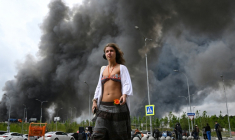 Une femme près d'une raffinerie frappée par des drones ukrainiens dans la banlieue sud de Moscou le 18 juin 2026 ( AFP / - )