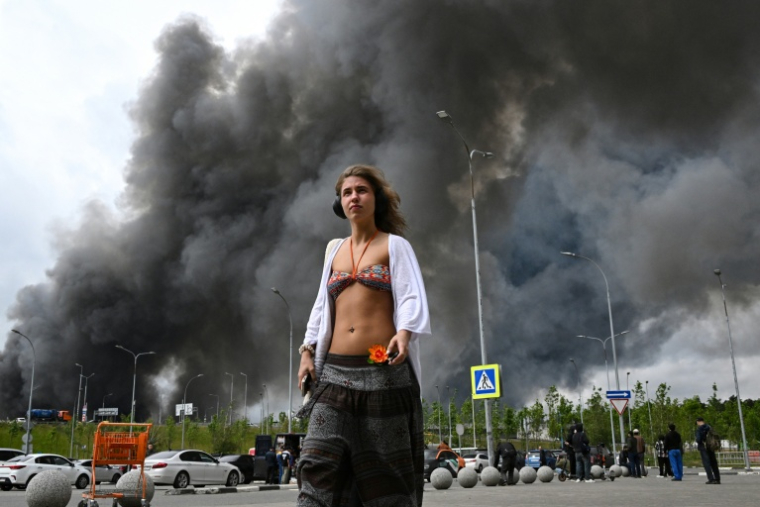 Une femme près d'une raffinerie frappée par des drones ukrainiens dans la banlieue sud de Moscou, le 18 juin 2026 ( AFP / - )