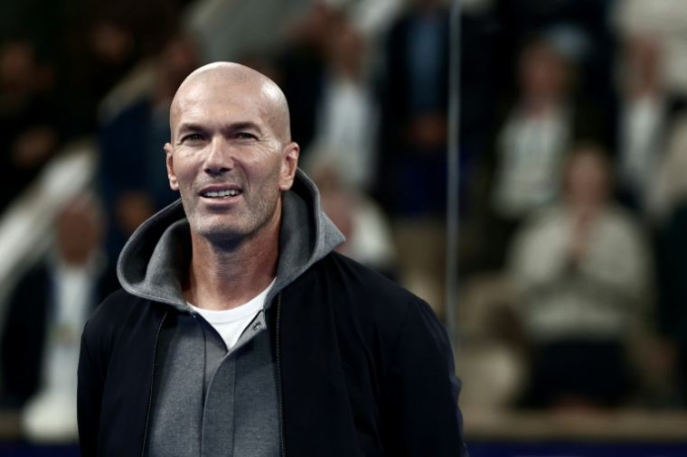 La légende du football français et entraîneur Zinédine Zidane assiste à une cérémonie sur le court Philippe-Chatrier du complexe de Roland-Garros, à Paris, le 14 septembre 2025 ( AFP / Thibaud MORITZ )