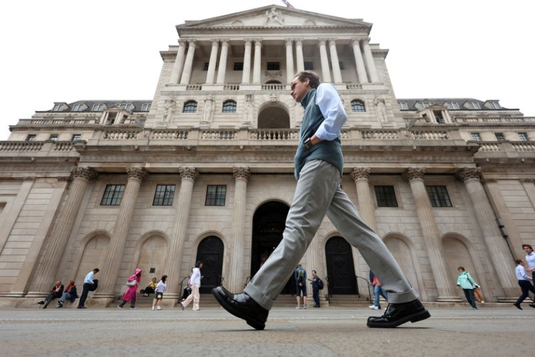 Un homme passe devant le bâtiment de la Banque d'Angleterre à Londres
