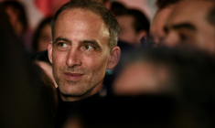 Raphaël Glucksmann à Paris le 14 janvier 2026 ( AFP / Martin LELIEVRE )