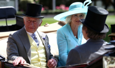Le roi Charles III et la reine Camilla arrivent en calèche au meeting hippique Royal Ascot, à l'ouest de Londres, le 19 juin 2026 ( AFP / Henry NICHOLLS )