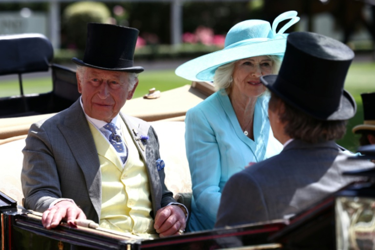 Le roi Charles III et la reine Camilla arrivent en calèche au meeting hippique Royal Ascot, à l'ouest de Londres, le 19 juin 2026 ( AFP / Henry NICHOLLS )