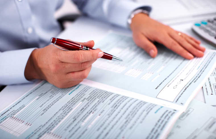 La déclaration au titre de l’IFI doit être réalisée aux mêmes dates que la déclaration annuelle de revenus. ( crédit photo : kurhan/Shutterstock / kurhan )