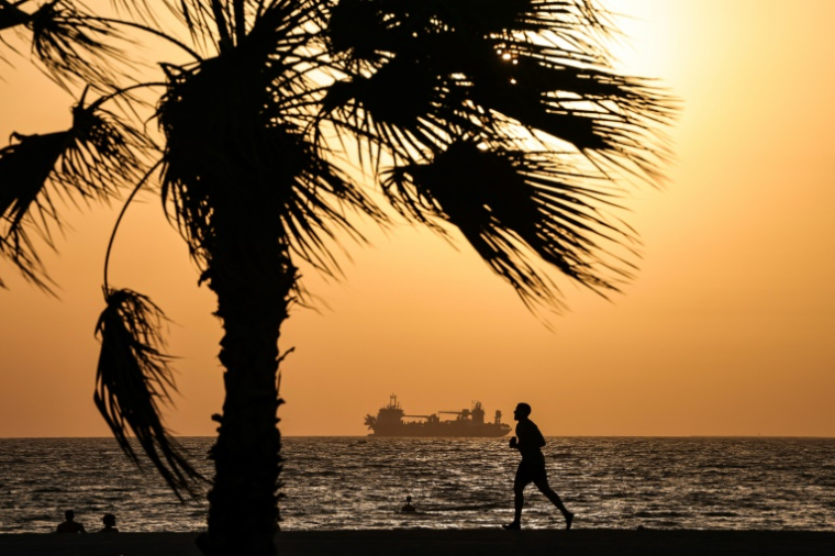 Un homme court sur une plage de Dubaï, le 2 juin 2026. ( AFP / FADEL SENNA )