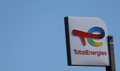 Le logo de la compagnie pétrolière et gazière française TotalEnergies est visible dans une station-service à Bouguenais