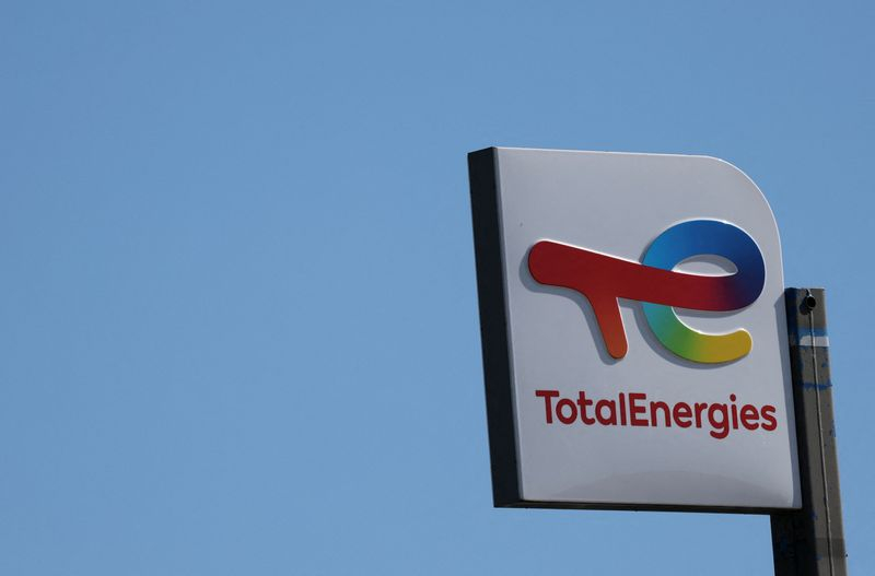 Le logo de la compagnie pétrolière et gazière française TotalEnergies est visible dans une station-service à Bouguenais