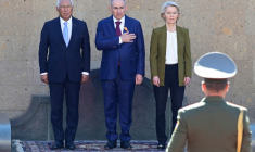 De g. à d.: le Premier ministre arménien Nikol Pachinian, la présidente de la Commission européenne Ursula von der Leyen et le président du Conseil européen Antonio Costa assistent au sommet Arménie-Union européenne à Erevan, le 5 mai 2026 ( AFP / KAREN MINASYAN )