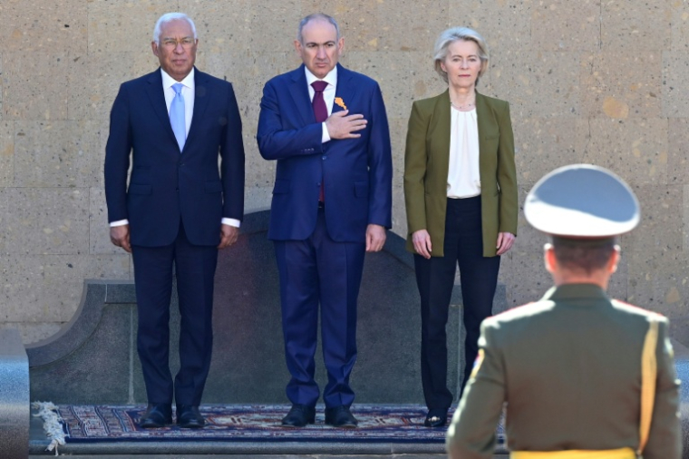 De g. à d.: le Premier ministre arménien Nikol Pachinian, la présidente de la Commission européenne Ursula von der Leyen et le président du Conseil européen Antonio Costa assistent au sommet Arménie-Union européenne à Erevan, le 5 mai 2026 ( AFP / KAREN MINASYAN )