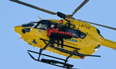 Lindsey Vonn hélitreuillée sur une civière après sa lourde chute dans la descente des JO de Milan Cortina, le 8 février 2026 ( AFP / François-Xavier MARIT )