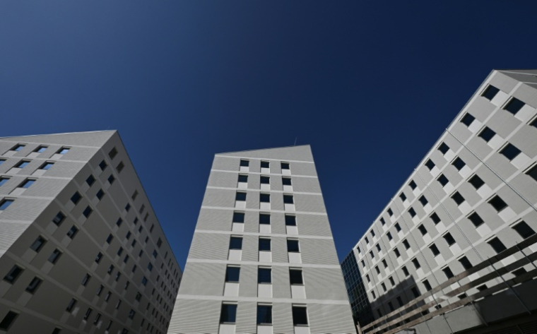 Trois des six immeubles du Village olympique de Milan photographiés le 18 septembre 2025 ( AFP / Stefano RELLANDINI )