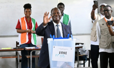 Le président sortant et candidat à la présidentielle ivoirienne Alassane Ouattara après avoir voté, le 25 octobre 2025 à Abidjan ( AFP / SIA KAMBOU )