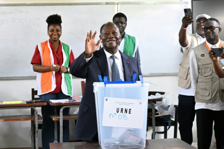 Le président sortant et candidat à la présidentielle ivoirienne Alassane Ouattara après avoir voté, le 25 octobre 2025 à Abidjan ( AFP / SIA KAMBOU )
