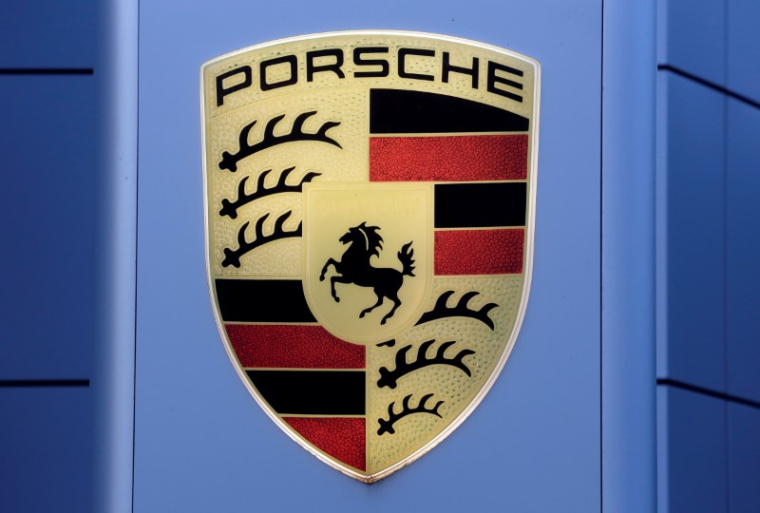 PIËCH DISCUTE DE LA VENTE DE SA PARTICIPATION DANS PORSCHE