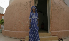 La retraitée sénégalaise Marieme Ndiaye, 65 ans, à l'entrée de sa "maison-bulle" de Dakar, le 31 août 2025 ( AFP / Carmen Abd Ali )