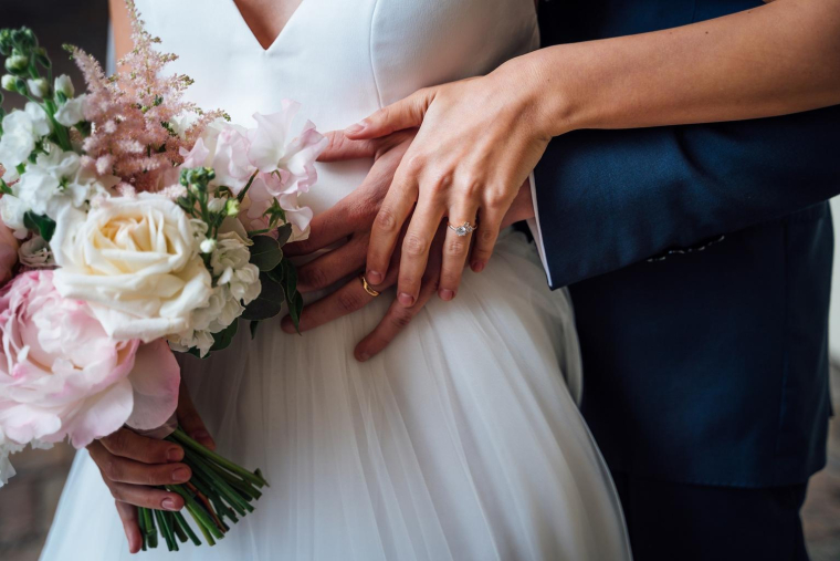 Selon un sondage mené par Mariages.net sur 180.000 futurs mariés, 1 couple de mariés sur 2 souhaite adopter des mesures éthiques et écoresponsables lors de son mariage crédit photo : Getty images