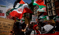 Des manifestants défilent en soutien aux Palestiniens à Gaza et contre la guerre entre l'Iran et Israël, le 21 juin 2025 à Londres ( AFP / BENJAMIN CREMEL )
