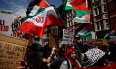 Des manifestants défilent en soutien aux Palestiniens à Gaza et contre la guerre entre l'Iran et Israël, le 21 juin 2025 à Londres ( AFP / BENJAMIN CREMEL )