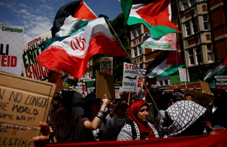 Des manifestants défilent en soutien aux Palestiniens à Gaza et contre la guerre entre l'Iran et Israël, le 21 juin 2025 à Londres ( AFP / BENJAMIN CREMEL )