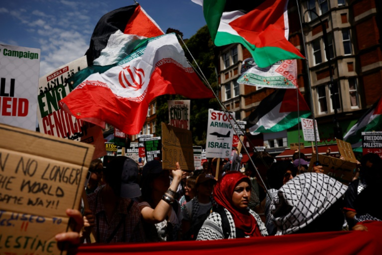 Des manifestants défilent en soutien aux Palestiniens à Gaza et contre la guerre entre l'Iran et Israël, le 21 juin 2025 à Londres ( AFP / BENJAMIN CREMEL )
