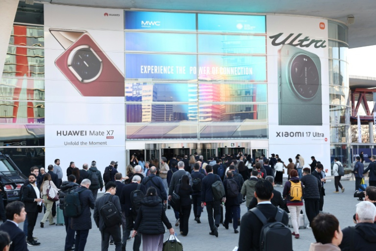 Des visiteurs au Mobile World Congress (MWC), à Barcelone le 2 mars 2026, en Espagne ( AFP / Josep LAGO )