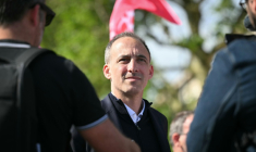 L'eurodéputé et leader de Place publique Raphaël Glucksmann le 1er mai 2026 à Rouen ( AFP / Lou BENOIST )