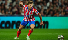 Vainqueur de Séville sur le fil, l’Atlético de Madrid réduit son retard sur le Barça et le Real Madrid