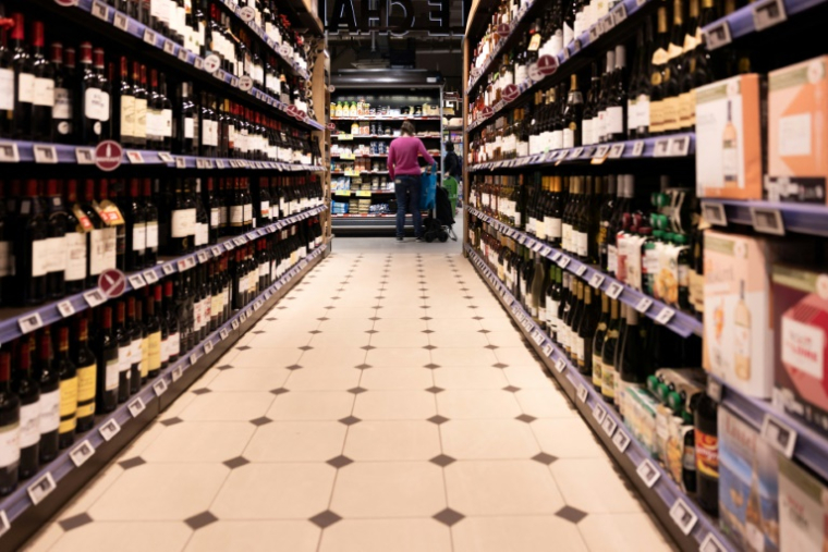 Le rayon alcools d'un supermarché à Issy-les-Moulineaux, près de Paris, le 16 mai 2025 ( AFP / JOEL SAGET )