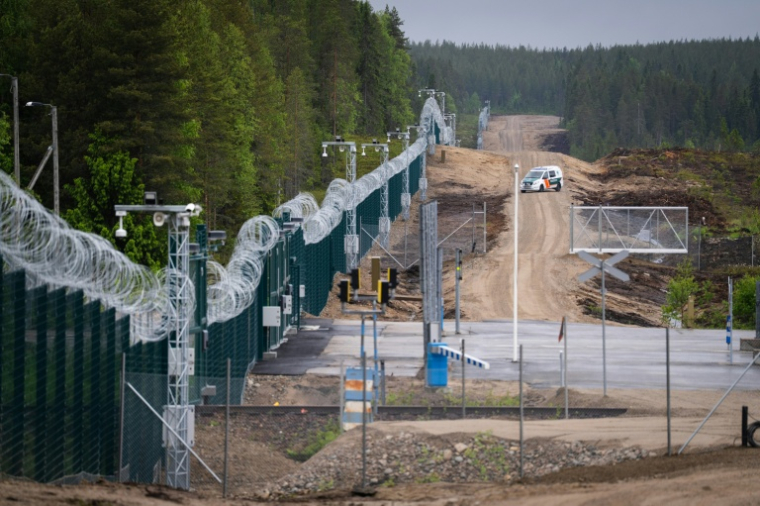 La clôture nouvellement érigée au poste-frontière finlandais de Vartius, le 24 juin 2025 ( AFP / Alessandro RAMPAZZO )