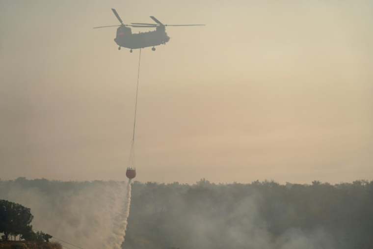 Un hélicoptère participe aix opérations pour éteindre les flammes après un feu de forêt dans le village chypriote de Souni, dans la province de Limassol, le 24 juillet 2025 ( AFP / Etienne TORBEY )