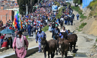 Des partisans de l'ancien président bolivien Evo Morales participent à une marche entre El Alto et La Paz, le 16 mai 2025, pour soutenir la candidature de leur leader à la présidentielle d'août. ( AFP / AIZAR RALDES )