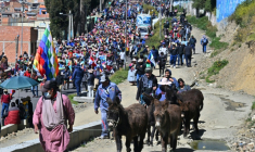 Des partisans de l'ancien président bolivien Evo Morales participent à une marche entre El Alto et La Paz, le 16 mai 2025, pour soutenir la candidature de leur leader à la présidentielle d'août. ( AFP / AIZAR RALDES )