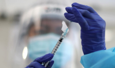 CORONAVIRUS: LE VACCIN PFIZER/BIONTECH EST EFFICACE SUR LES VARIANTS ANGLAIS ET SUD-AFRICAIN, SELON UNE ÉTUDE