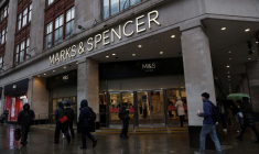 Des piétons passent devant un Marks & Spencer à Londres