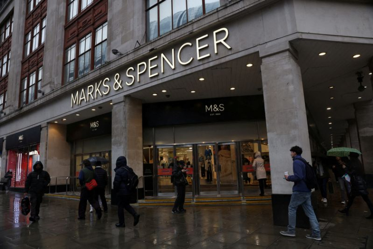 Des piétons passent devant un Marks & Spencer à Londres