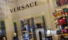 LA VENTE DE VERSACE POURRAIT ÊTRE IMMINENTE, RAPPORTE LE CORRIERE