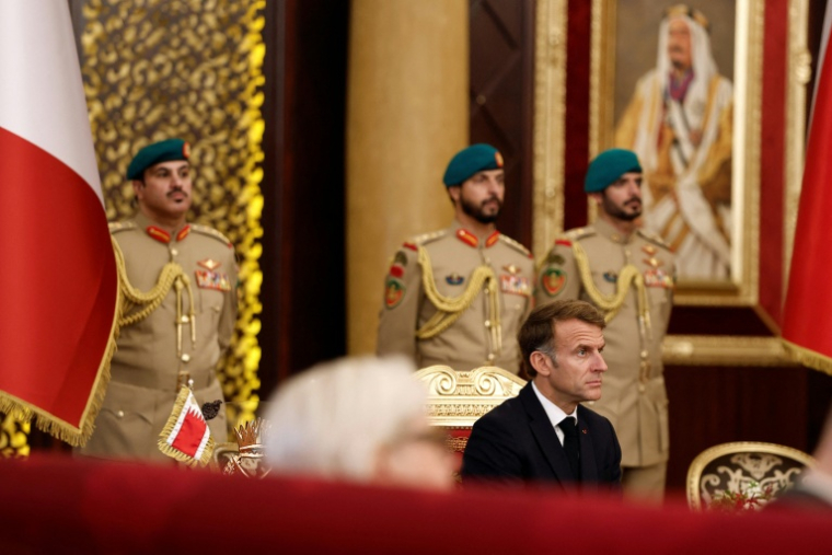 Le président français Emmanuel Macron assiste à une cérémonie de signature d'accord avec le roi de Bahreïn près de Zallaq, le 20 octobre 2026 ( POOL / Benoit Tessier )