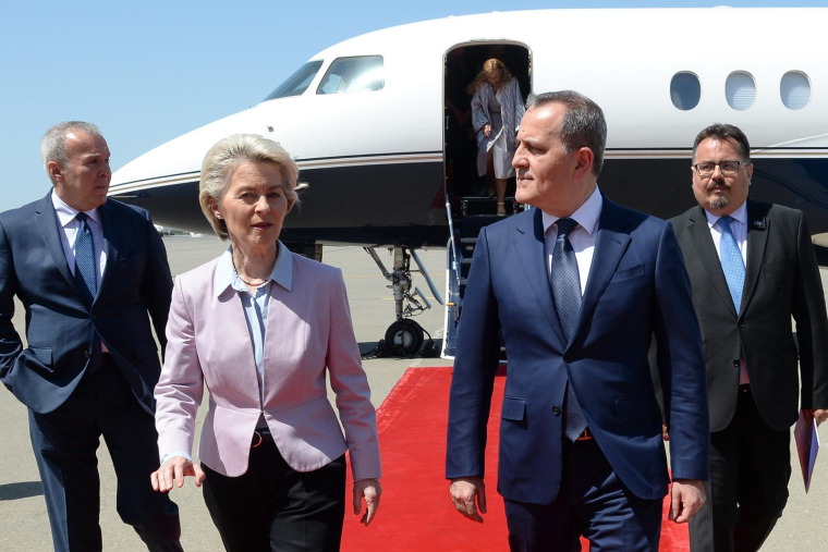 Ursula Von der Leyen accueillie par le ministre des Affaires étrangères d'Azerbaïdjan Jeyhun Bayramov à Bakou, le 18 juillet 2022. ( AFP / TOFIK BABAYEV )