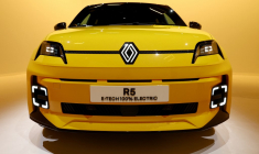 Un protoype de Renault 5 électrique le 12 février 2024, dont la fabrication va bientôt commencer en France. ( AFP / EMMANUEL DUNAND )