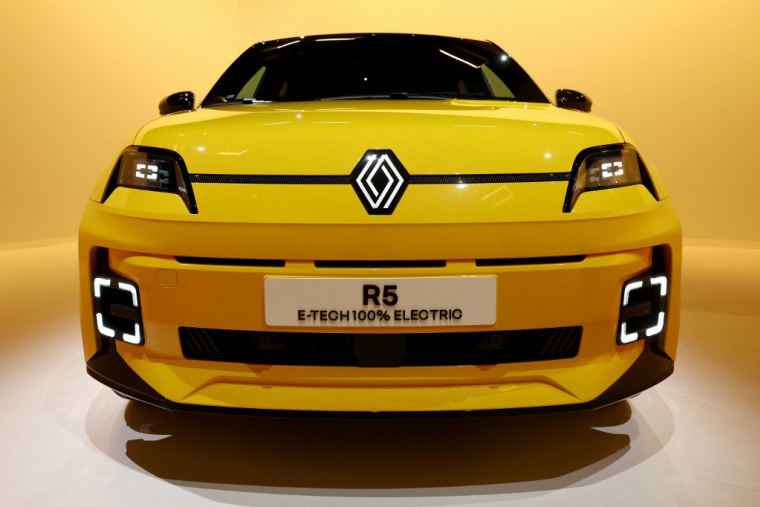 Un protoype de Renault 5 électrique le 12 février 2024, dont la fabrication va bientôt commencer en France. ( AFP / EMMANUEL DUNAND )