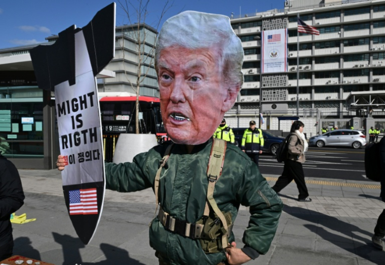 Un manifestant déguisé en Donald Trump lors d'un rassemblement dénonçant les frappes américaine et israélienne contre l'Iran, à Séoul en Corée du Sud le 3 mars 2026 ( AFP / Jung Yeon-je )