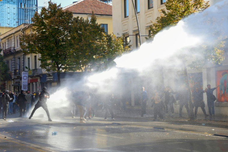 Des membres des forces antiémeutes utilisent des canons à eau pour disperser les protestataires lors d'une manifestation antigouvernementale à Tirana, le 20 octobre 2026 en Albanie ( AFP / Adnan Beci )