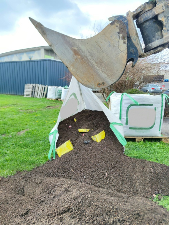 Photo diffusée par les douanes françaises le 3 avril 2026 et prise le 24 mars 2026, montrant des sachets de cocaïne après la saisie de 1 145 kilogrammes de cocaïne dissimulés dans des sacs de terreau, à Saint-Etienne, dans la Loire ( Douanes Francaises / Handout )