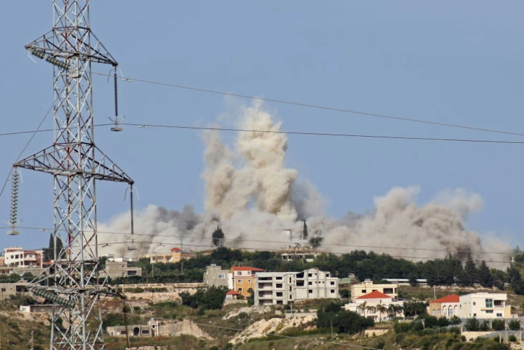 De la fumée s'élève depuis un village du sud du Liban à la suite d'une frappe israélienne le 17 mai 2026 ( AFP / Kawnat HAJU )