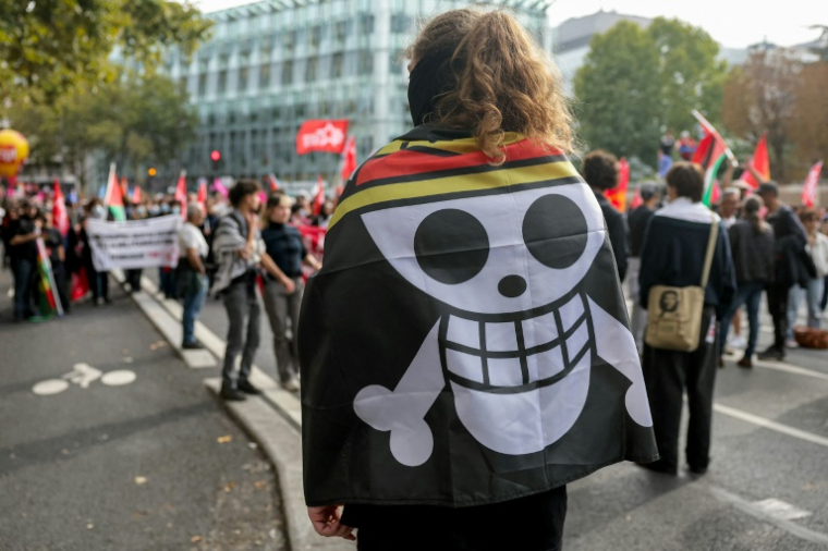 Le drapeau pirate du manga One Piece pendant une manifestation à Paris, le 2 octobre 2025. ( AFP / THOMAS SAMSON )