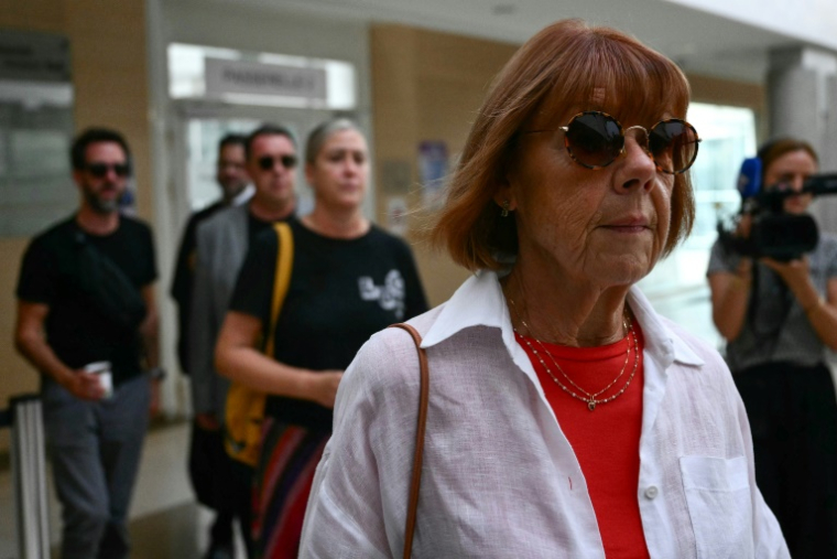 Gisèle Pelicot arrive au palais de justice d'Avignon, le 10 septembre 2024 ( AFP / Christophe SIMON )