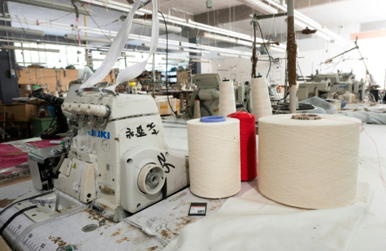 Les quelque 5.000 entreprises de vêtements et tricot de Prato, pour la plupart de petits sous-traitants tenus par des Chinois, confectionnent des articles à bas prix qui finissent dans les commerces de toute l'Europe ( AFP / Stefano RELLANDINI )
