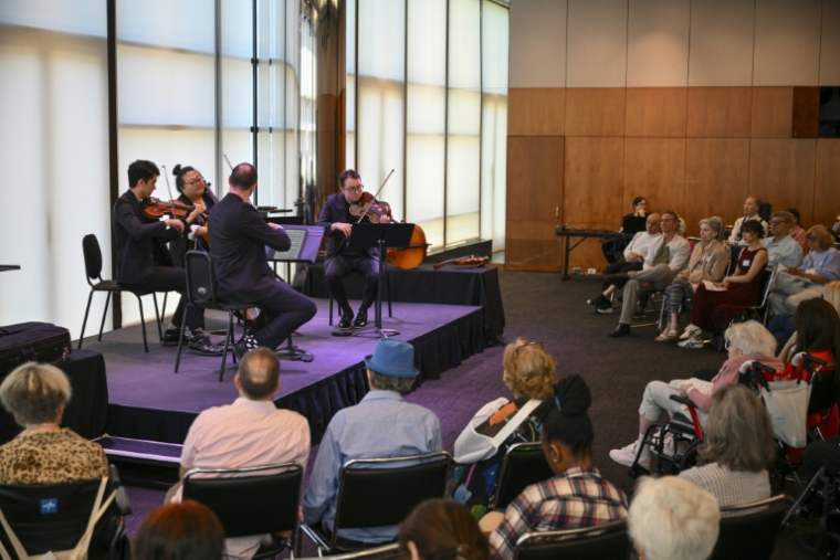 Un concert pour les personnes atteintes de démence et leurs aidants au Lincoln Center, à New York, le 3 juin 2026 ( AFP / ANGELA WEISS )