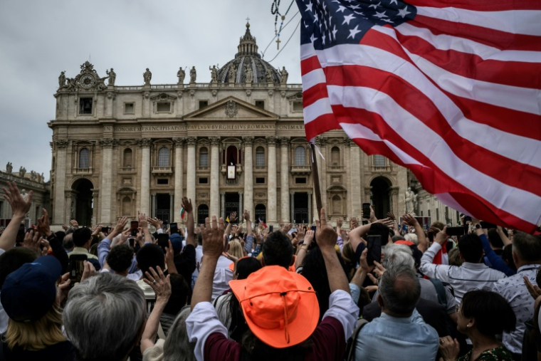 Des fidèles rassemblés place Saint-Pierre au Vatican pendant la prière Regina Caeli du pape Léon XIV, le 11 mai 2025 ( AFP / JEFF PACHOUD )